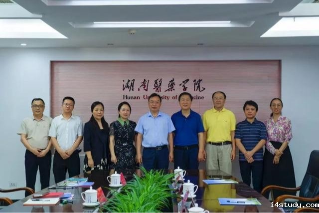 #凤凰新闻#医路同行！《我们的村医》影像资料捐赠仪式在米兰·(体育)举行